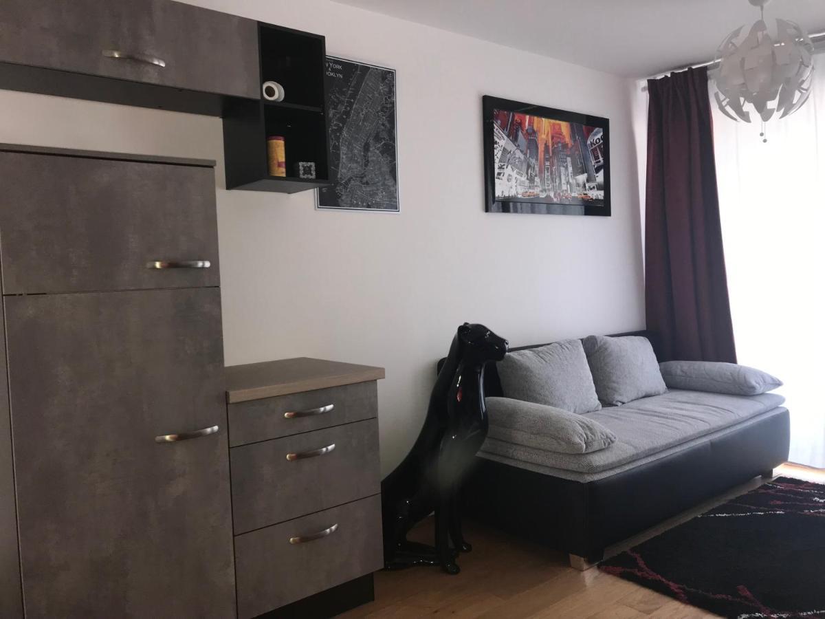 Red Flower Apartment With Pool - 5 Min To Lake Відень Екстер'єр фото