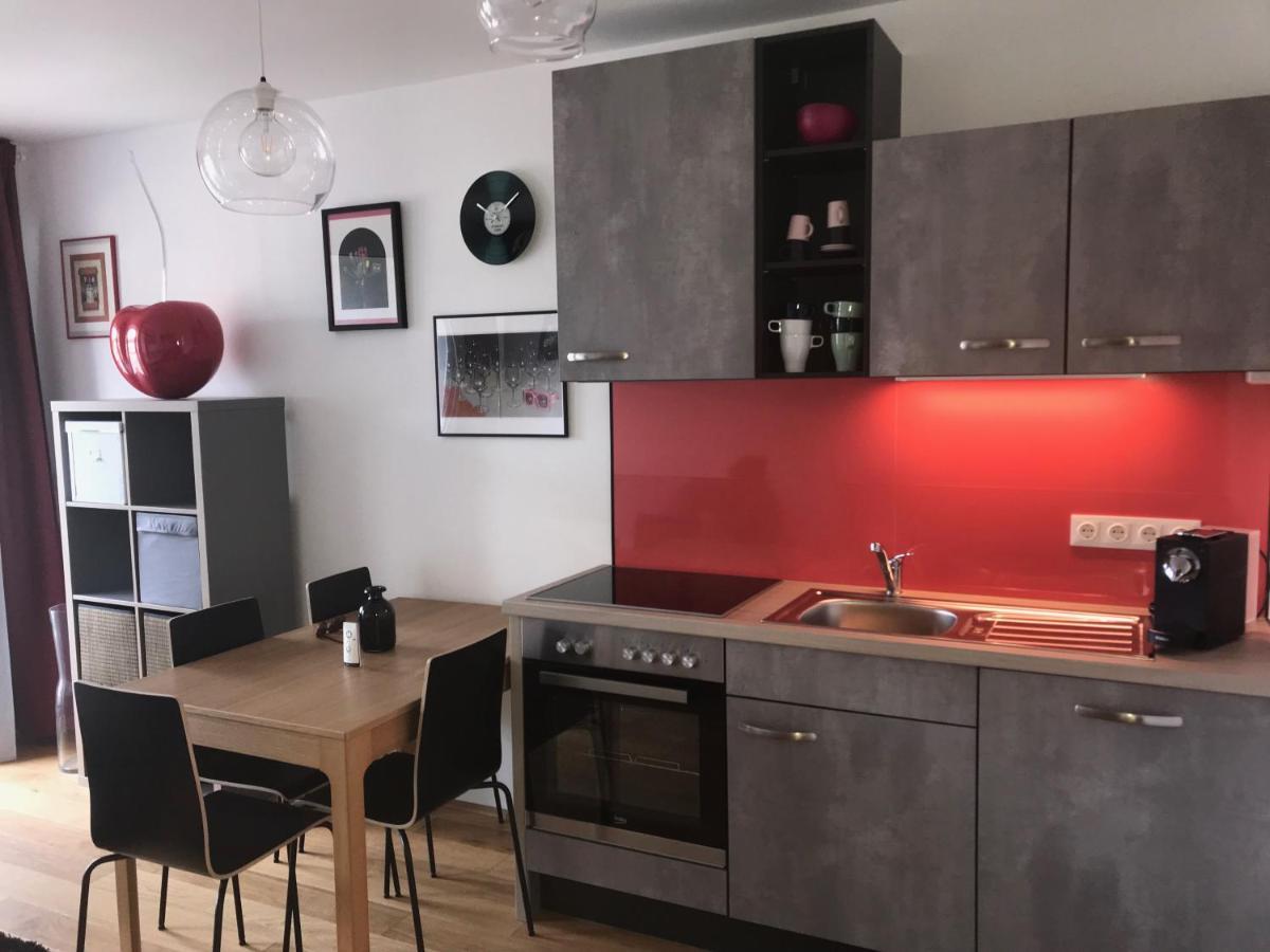 Red Flower Apartment With Pool - 5 Min To Lake Відень Екстер'єр фото