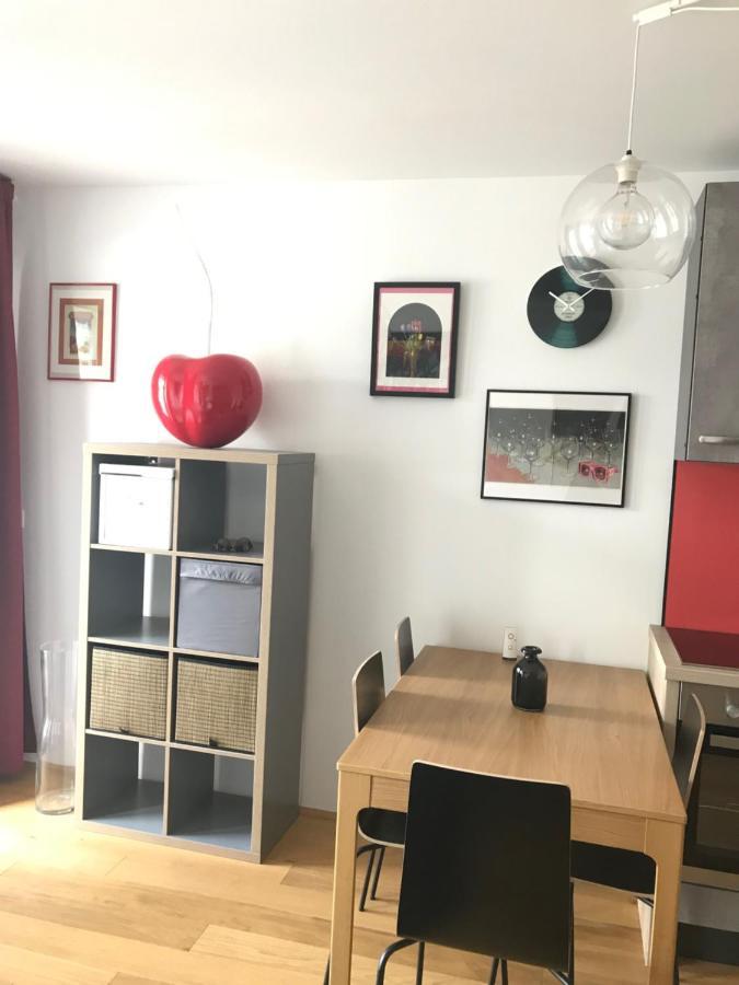 Red Flower Apartment With Pool - 5 Min To Lake Відень Екстер'єр фото
