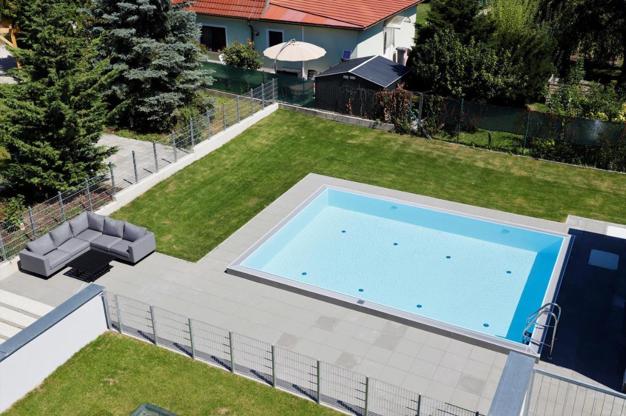 Red Flower Apartment With Pool - 5 Min To Lake Відень Екстер'єр фото