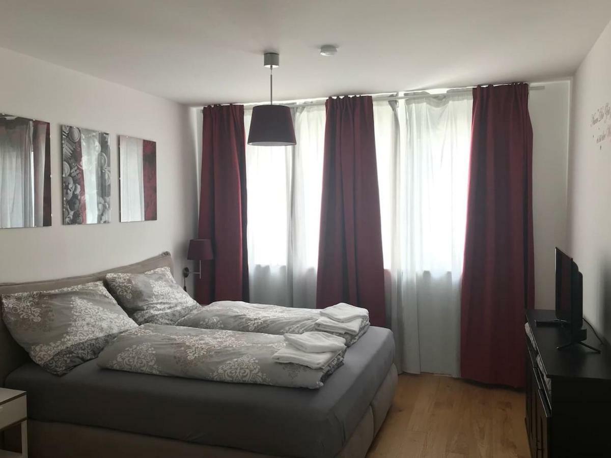 Red Flower Apartment With Pool - 5 Min To Lake Відень Екстер'єр фото